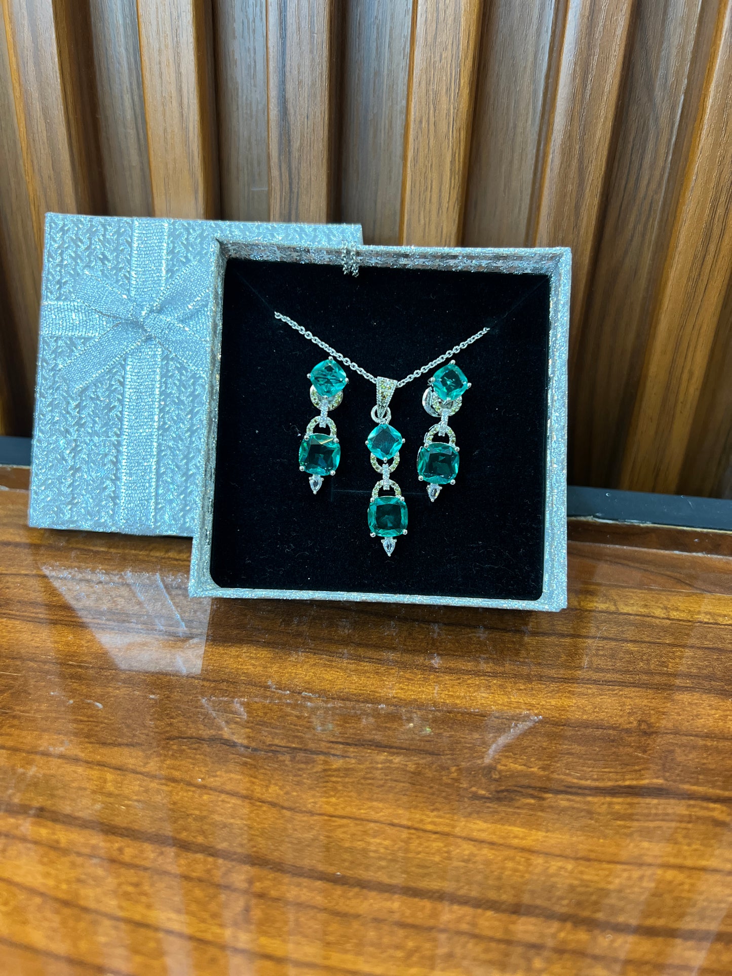 Emerald Elegance Drop Pendant Set