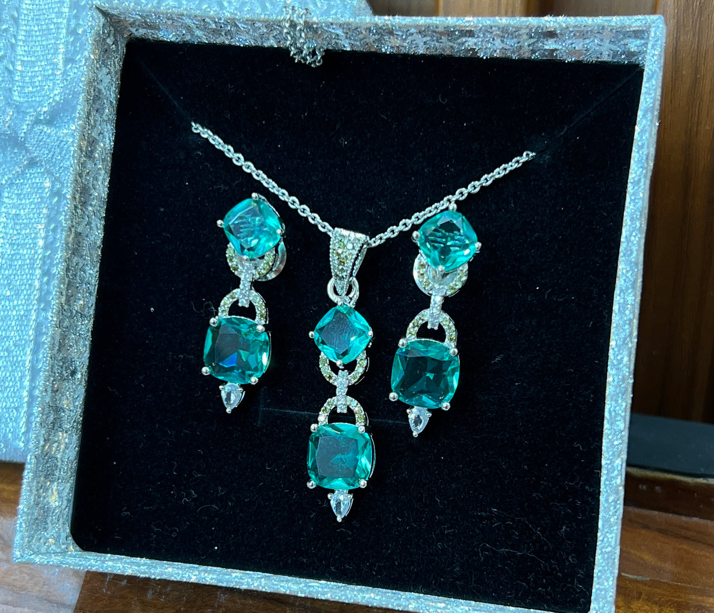 Emerald Elegance Drop Pendant Set